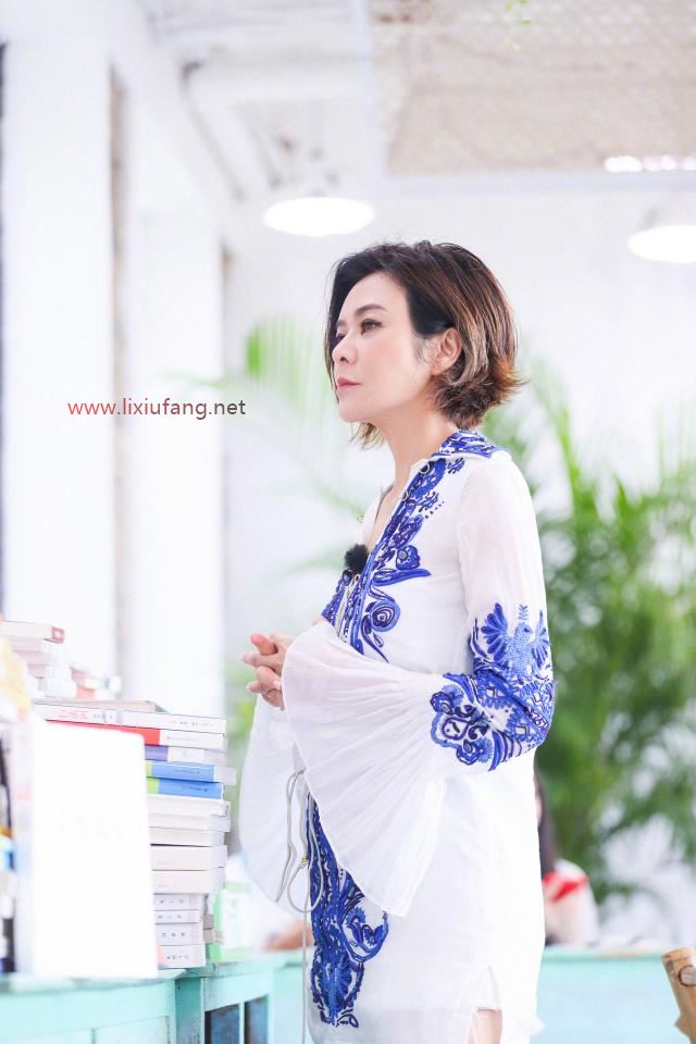 白色刺繡襯衫配短褲簡(jiǎn)約優(yōu)雅，清爽舒適