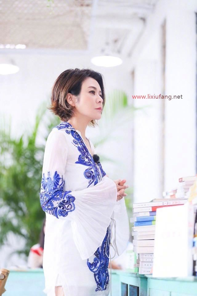 白色刺繡襯衫配短褲簡(jiǎn)約優(yōu)雅，清爽舒適