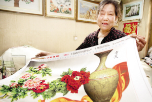 七旬老太繡十字繡攢錢(qián)圓孫女大學(xué)夢(mèng)