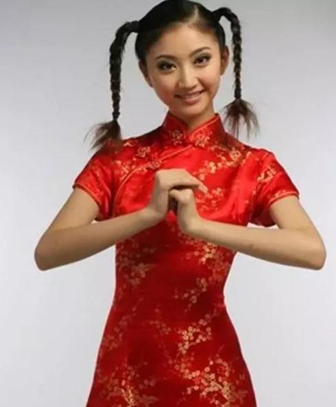 女星們穿紅刺繡旗袍哪個(gè)更美呢